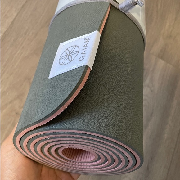 NWT Gaiam classic reversible design 6mm yoga mat - Picture 6 of 6